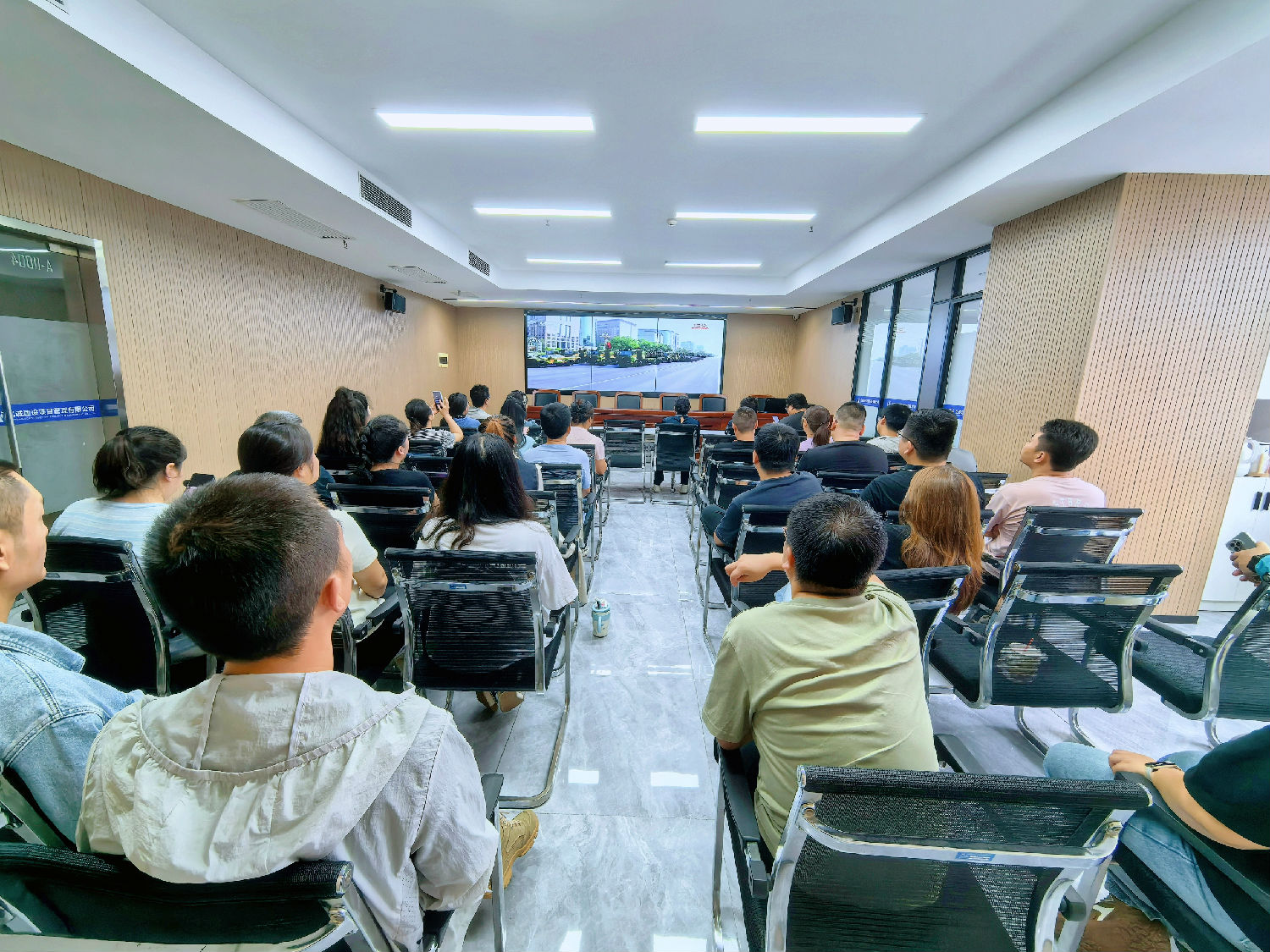 億誠管理組織員工觀看抗戰勝利80周年閱兵儀式直播