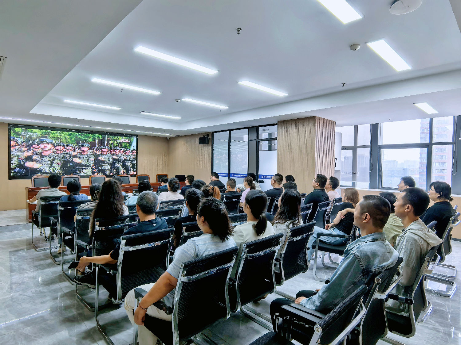 億誠管理組織員工觀看抗戰勝利80周年閱兵儀式直播