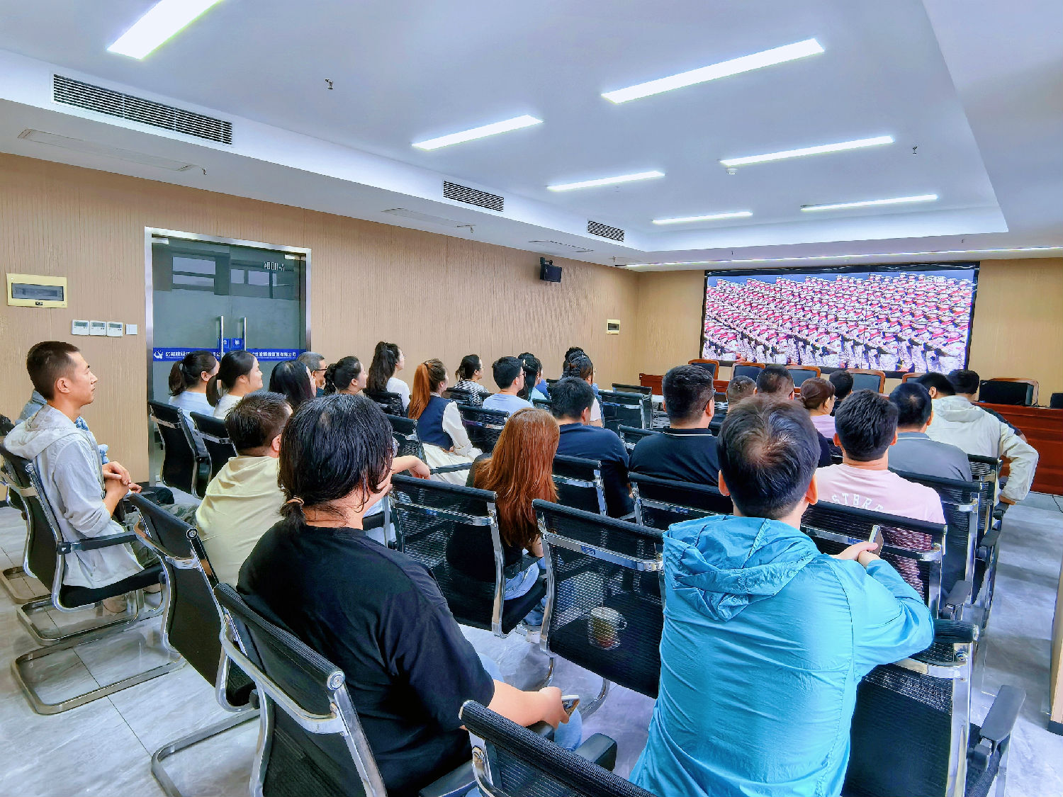 億誠管理組織員工觀看抗戰勝利80周年閱兵儀式直播